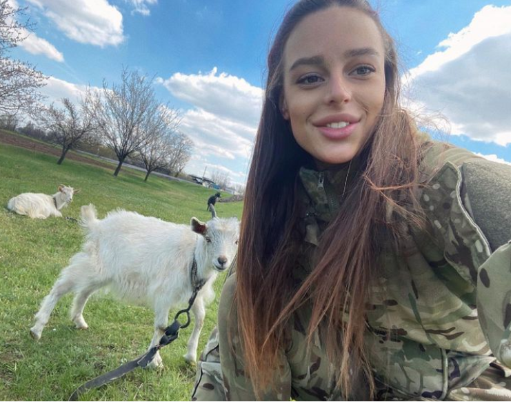 Молода захисниця рятує життя на фронті і підкорює красою мережу: фото "української Лари Крофт"