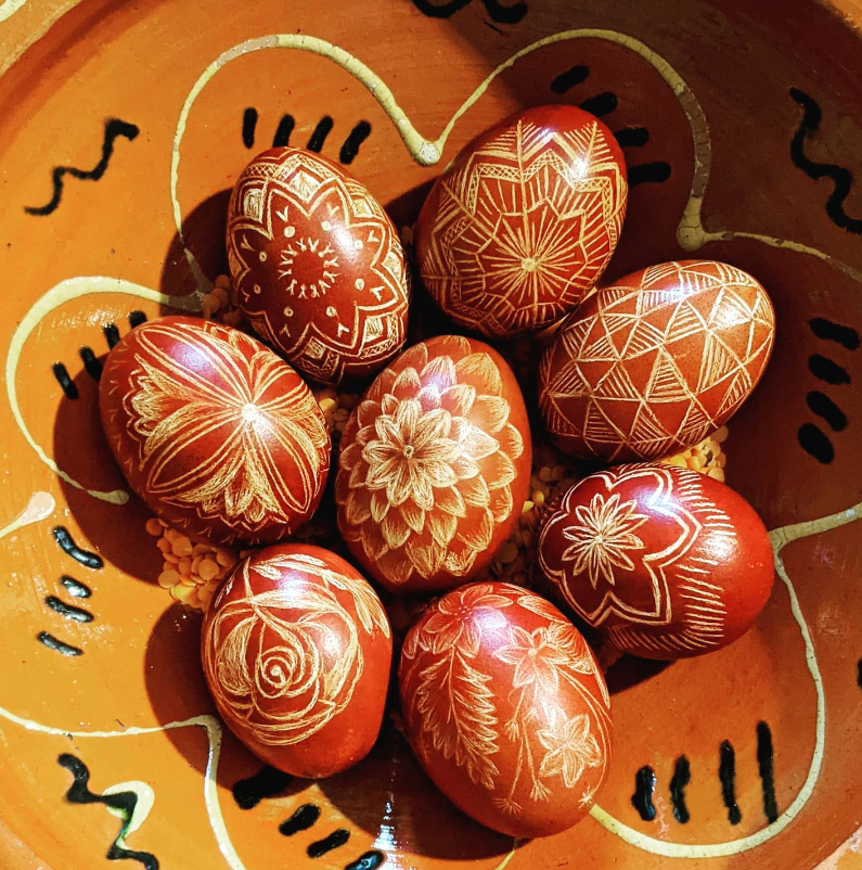 Крашанки, писанки, крапанки и дряпанки. Смотрите, как украинцы издавна украшают яйца на Пасху