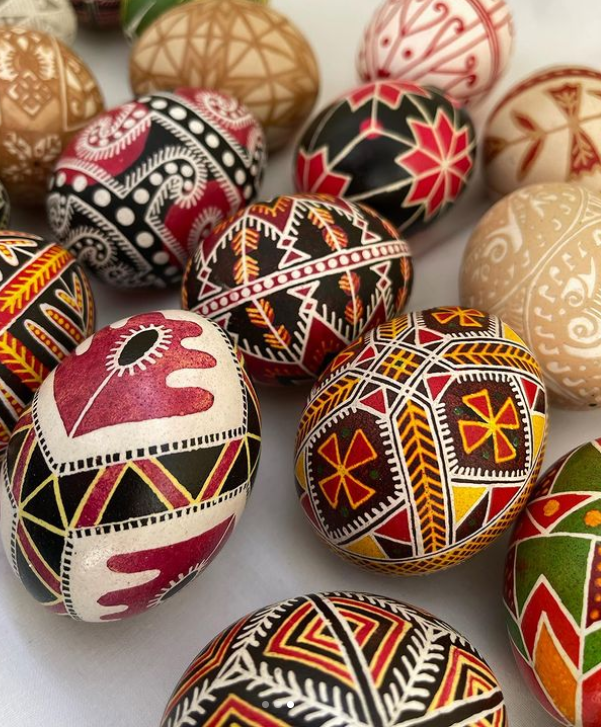 Крашанки, писанки, крапанки и дряпанки. Смотрите, как украинцы издавна украшают яйца на Пасху