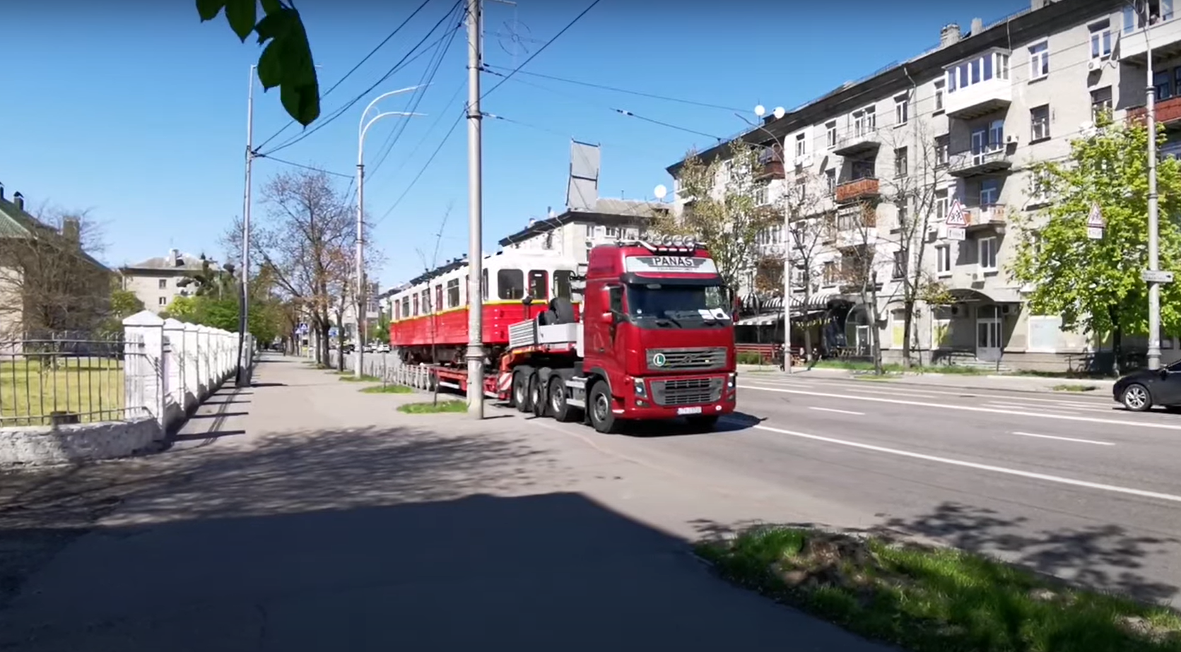 Новые вагоны метро показались на улицах Киева (видео и фото)