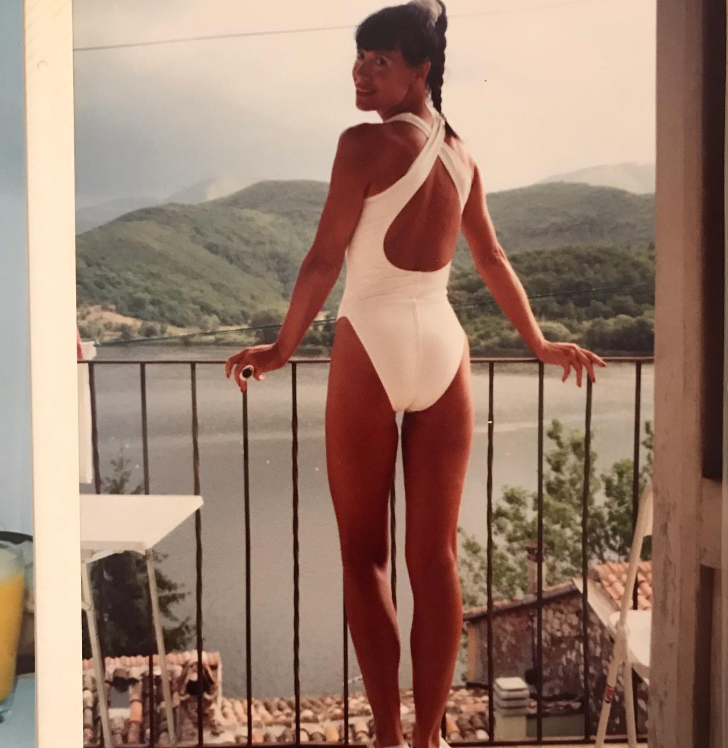 74-летняя женщина говорит, что не стареет, хотя каждый вечер выпивает бутылку вина: как выглядит красавица