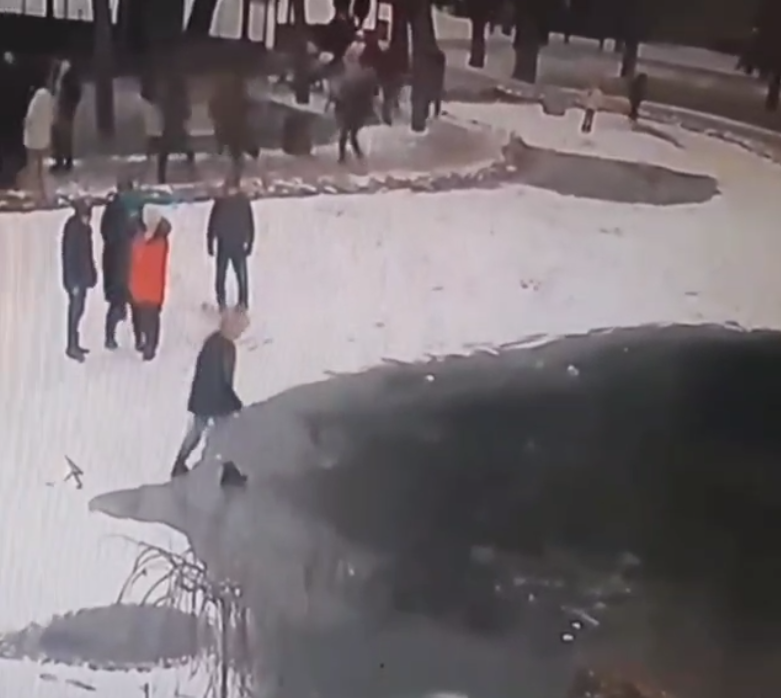 В Мелитополе школьницы по очереди испытывали лед на прочность и проваливались (видео)