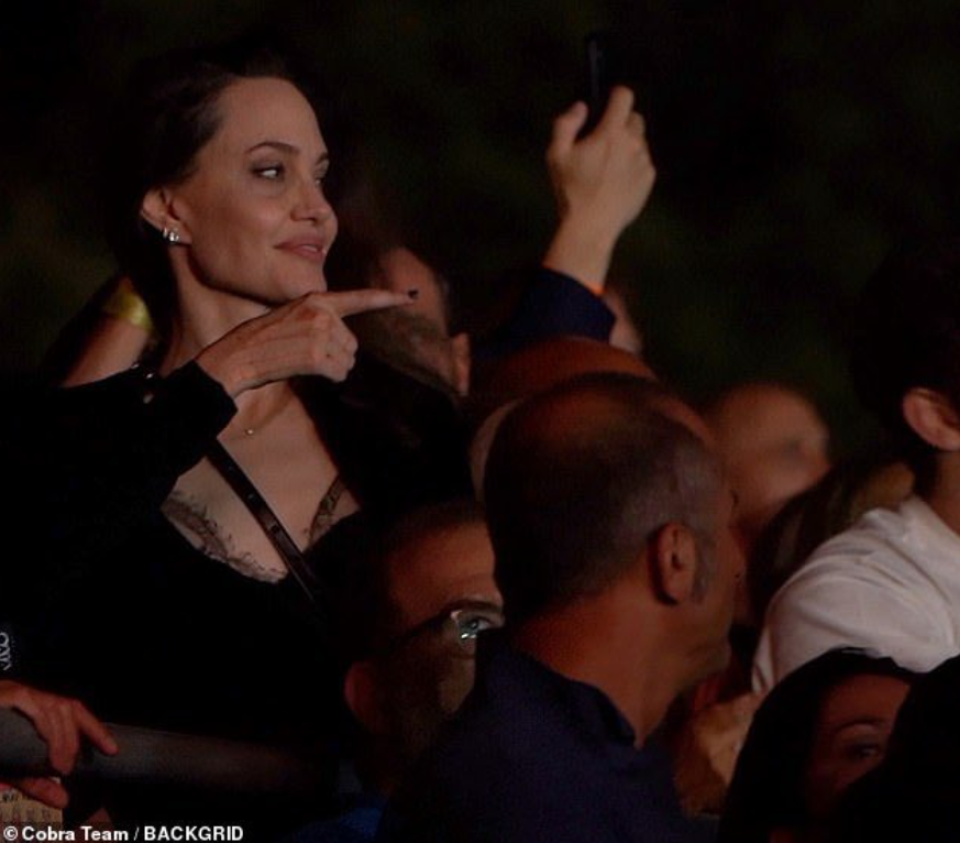 Анджелина Джоли с дочерью засветились на концерте Maneskin, снова пославших Путина: видео и фото