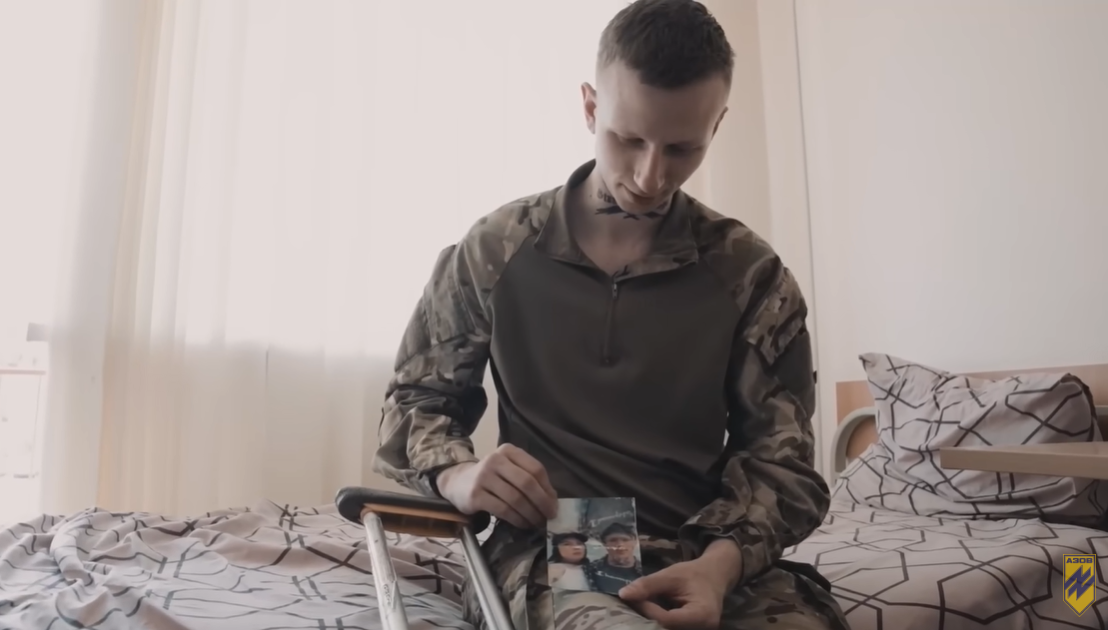 Захисник Маріуполя з &quot;Азова&quot; після полону нарешті зустрівся з нареченою: чуттєве відео