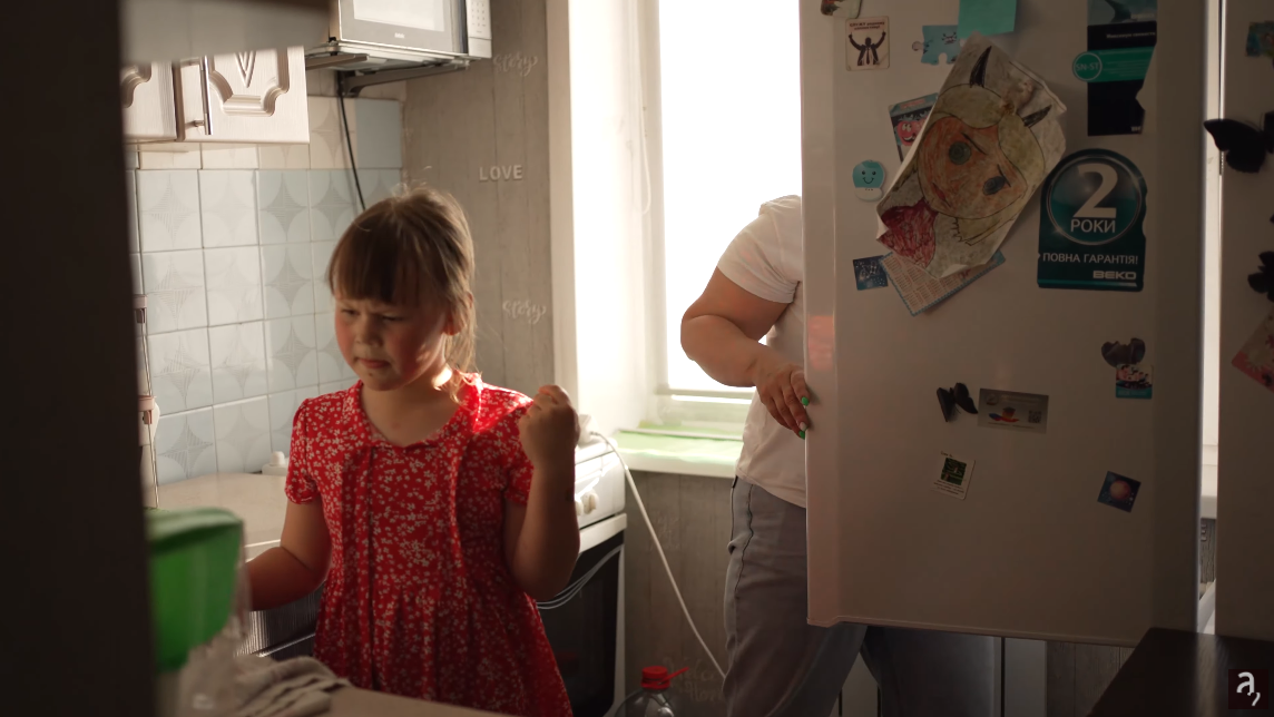 На фоне украинского холодильника: сестра мертвого оккупанта жалуется, что не может получить компенсацию