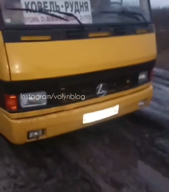На Волині автобус застряг у трясовині, на яку перетворилася дорога: люди 4 км йшли по багнюці