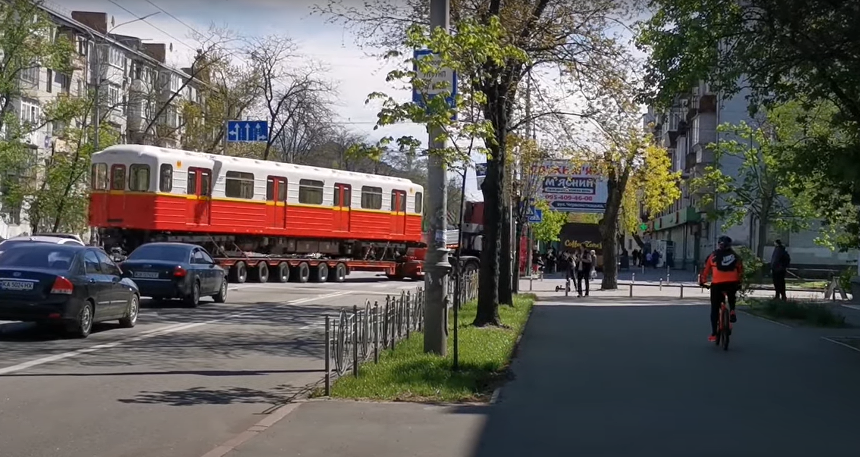 Новые вагоны метро показались на улицах Киева (видео и фото)
