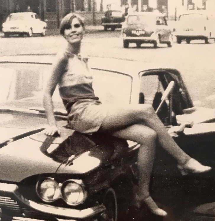 74-летняя женщина говорит, что не стареет, хотя каждый вечер выпивает бутылку вина: как выглядит красавица