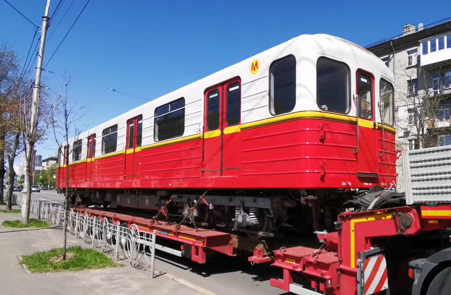Новые вагоны метро показались на улицах Киева (видео и фото)