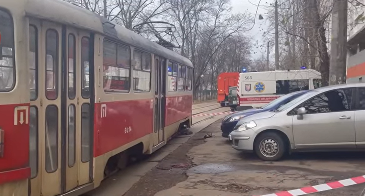 В Киеве женщина попала под трамвай и погибла на месте (видео)