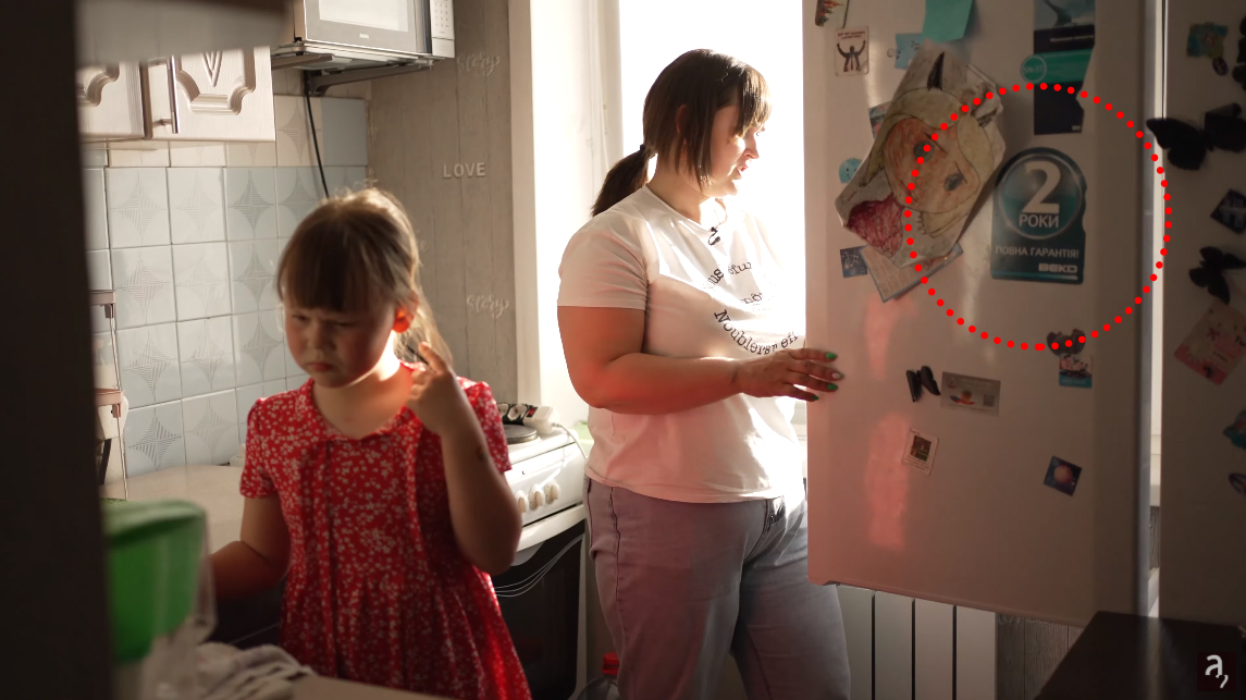 На фоне украинского холодильника: сестра мертвого оккупанта жалуется, что не может получить компенсацию