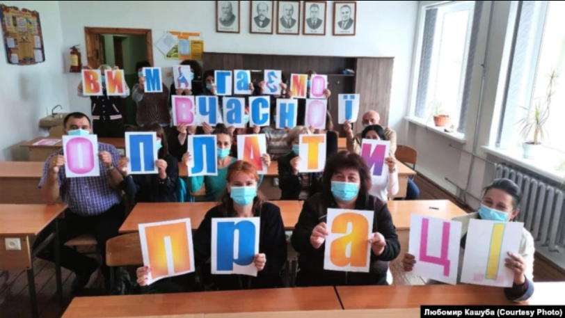 На Прикарпатті страйкують вчителі понад 20 шкіл через борги по зарплатах (фото)