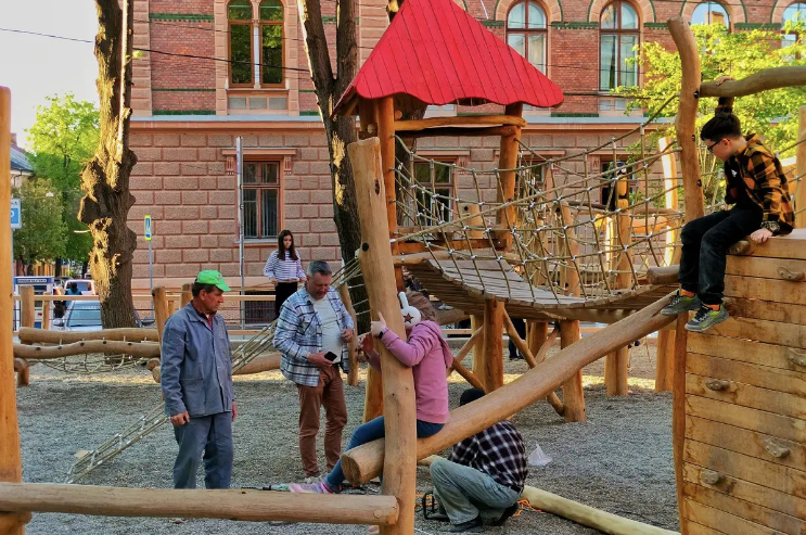 Необычную детскую площадку от немецкого мастера установили в Черновцах. Вот первые фото