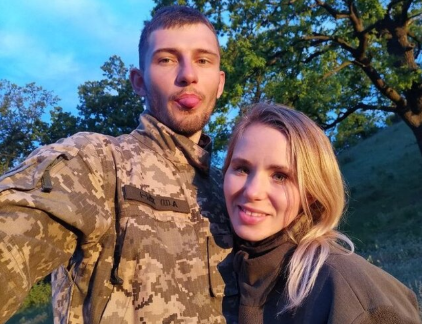 Втратив руки, зір і частково слух. Дружина пораненого воїна розчулила історією свого чоловіка