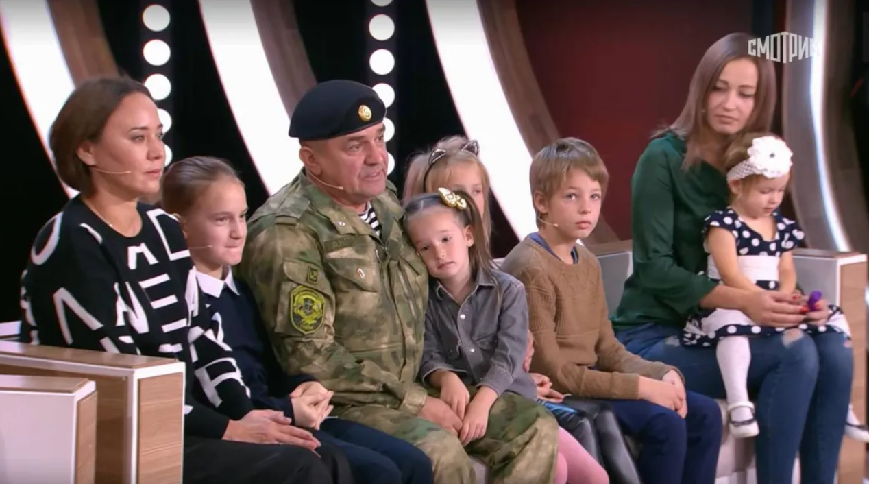 Мама погибла в Мариуполе, а дочери благодарят россиян за "спасение": истории детей из "Лужников"