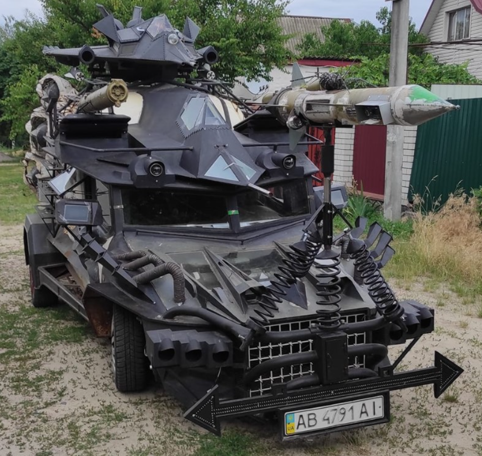 Український майстер створив неймовірний "автомобіль-стелс" для залякування ворогів (фото)