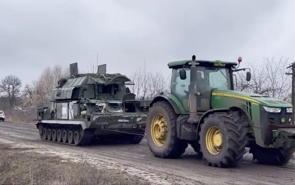 В Києві увіковічнили "тракторні війська": де можна побачити суперпам'ятник