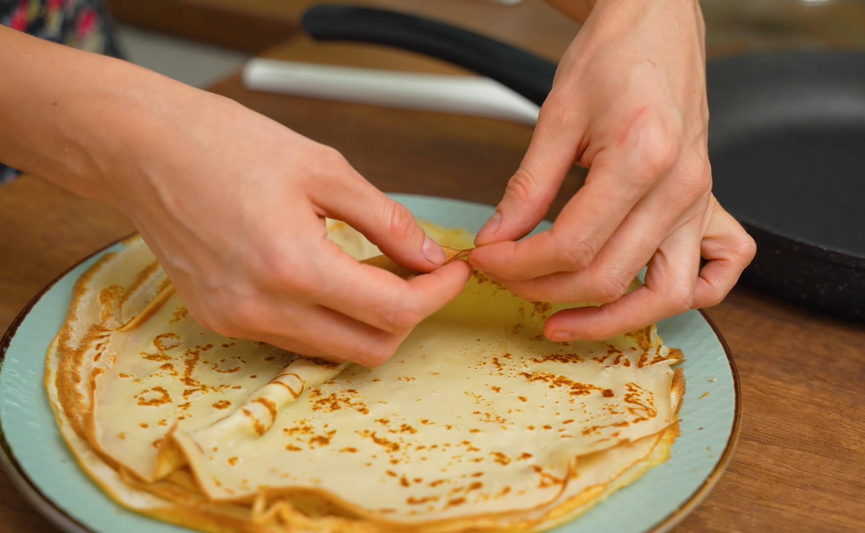Універсальні млинці на молоці: з таким тістом грудок не буде ніколи