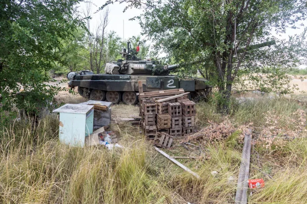 В России на мусорке нашли брошенный танк: солдаты ушли делать намаз (фото)