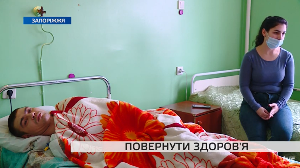 Забули витягнути бинти: у Запоріжжі через лікарську недбалість пацієнт не може встати на ноги