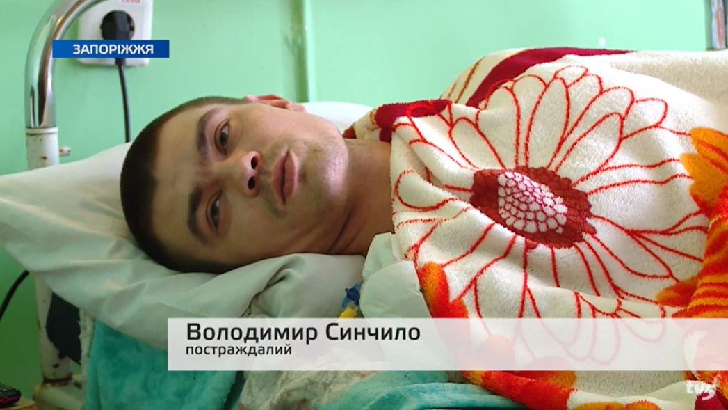 Забули витягнути бинти: у Запоріжжі через лікарську недбалість пацієнт не може встати на ноги