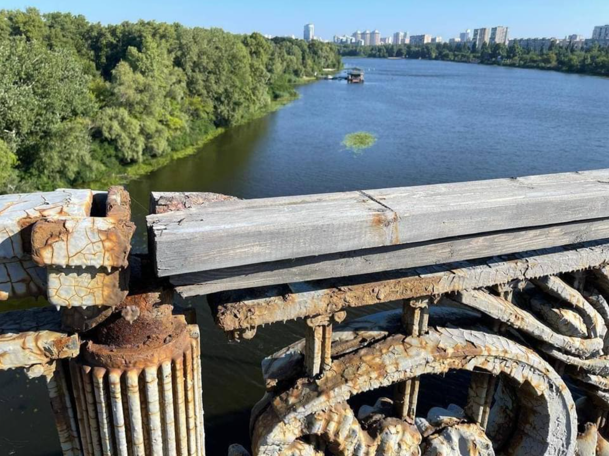 Состояние моста Патона показали на фото: "рассыпается на глазах"