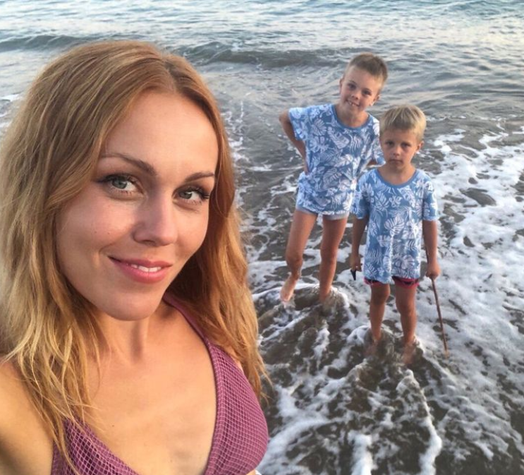 "Воспитываем дух". Певица Alyosha рассказала, как ей с детьми живется в США