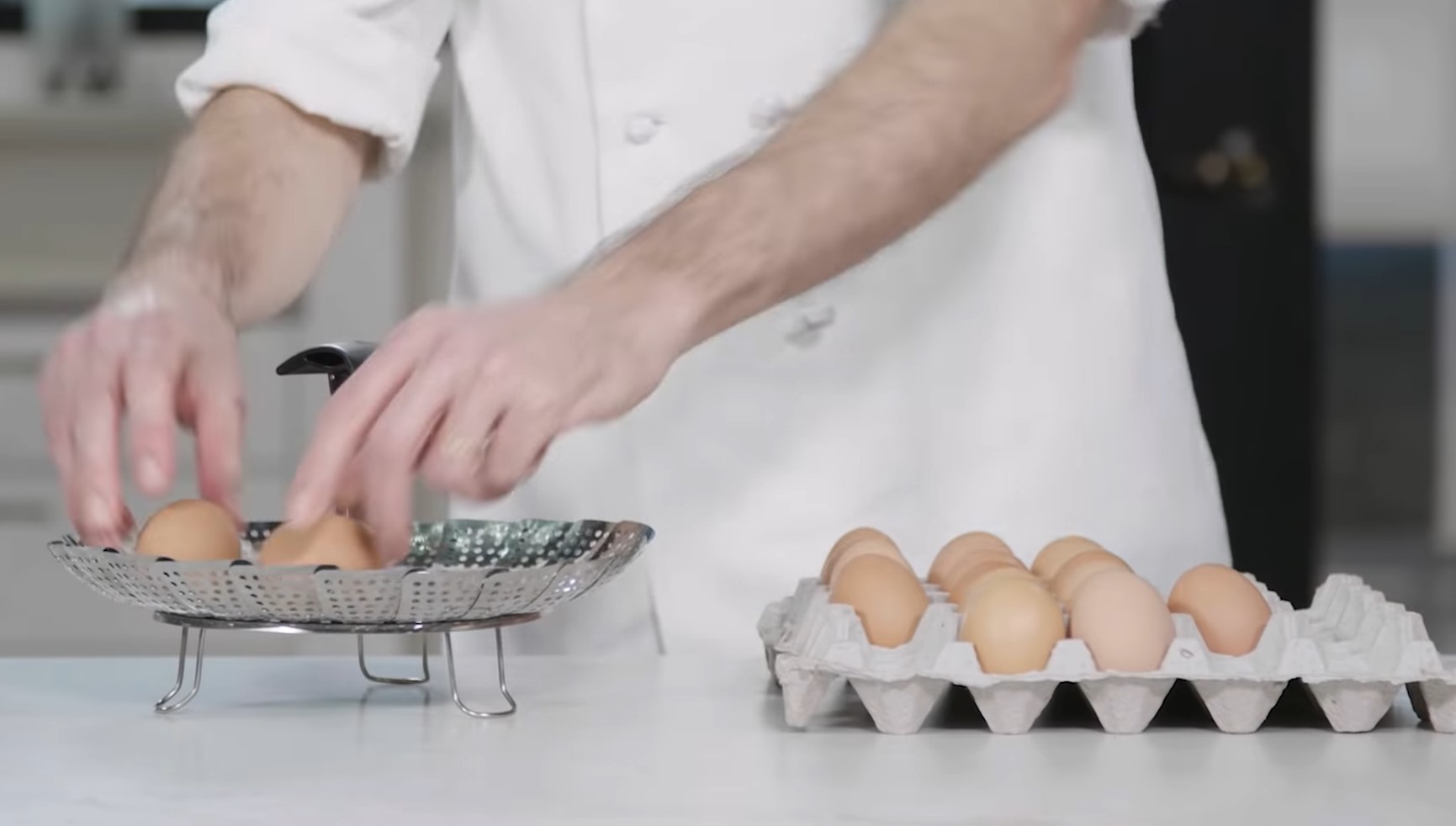 Яйца всегда легко очистятся с этим гениальным трюком: пошаговая инструкция