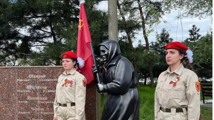 Символ российской пропаганды "бабушка с красным флагом" нашлась в больнице Харькова: ей во двор прилетела мина