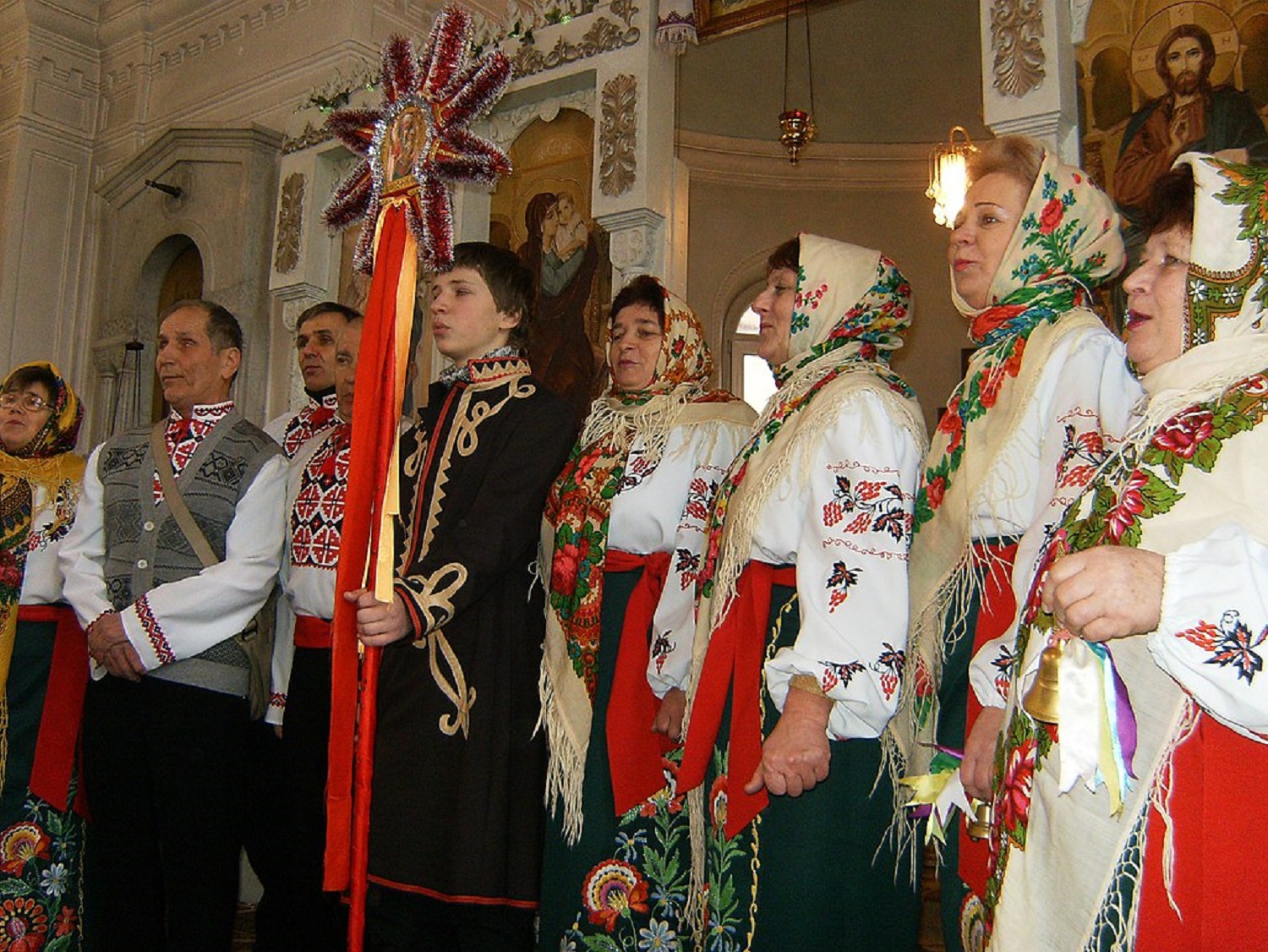 Від крижаних фестивалів до сніжних боїв: найдивніші зимові традиції