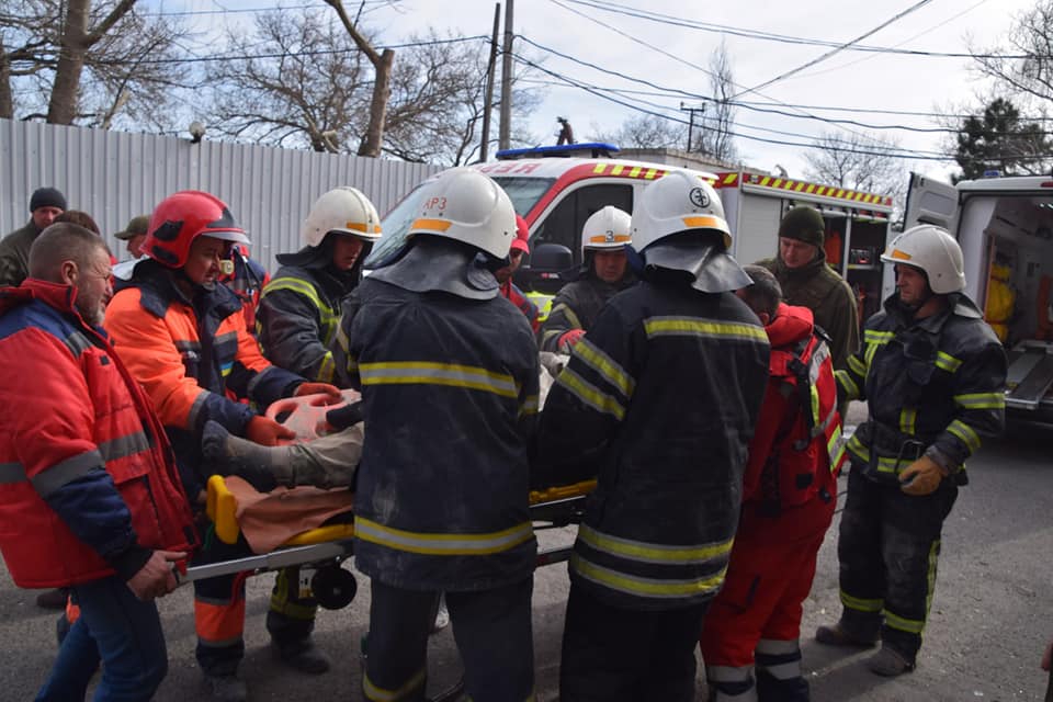 В розбомбленій Миколаївській ОДА дивом вцілів український прапор: знакове фото