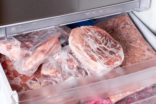 Как правильно и быстро разморозить мясо: действенные способы от экспертов