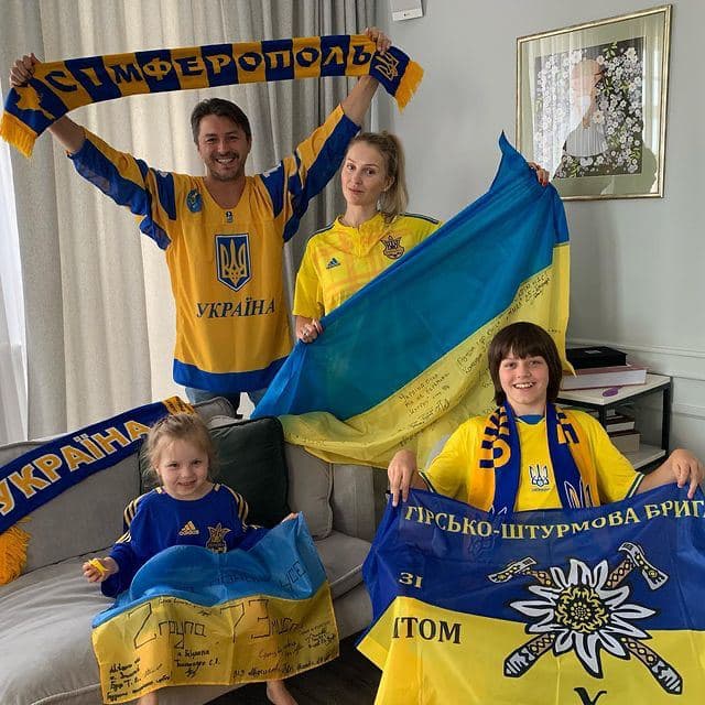 Сергій Притула розчулив сімейним патріотичним фото: "йой, які ви жовто-блакитні"