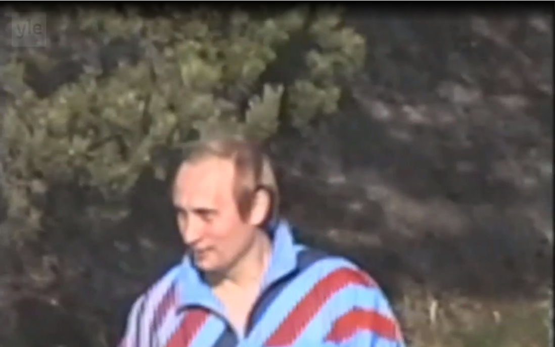 З поганою зачіскою та опущеним поглядом: яким був Путін у 90-х роках (фото)