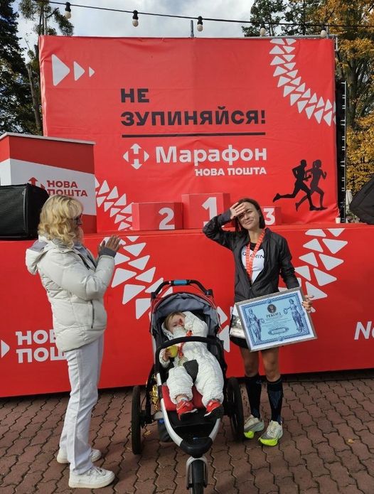 В память о брате-добровольце. Киевлянка преодолела марафон с ребенком в коляске и установила рекорд