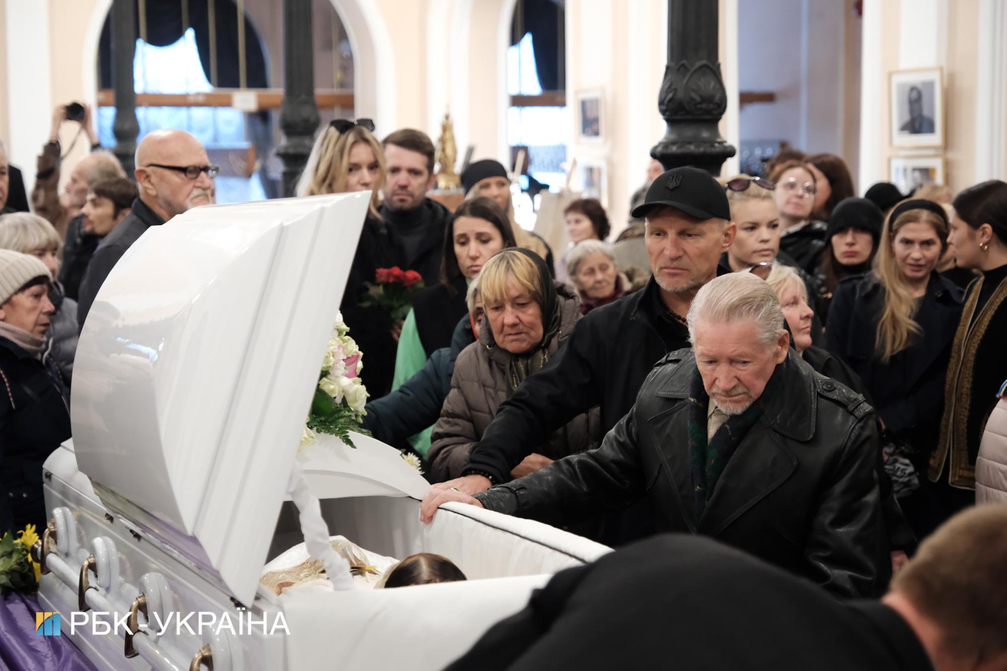 Украинские звезды и политики пришли отдать честь Нине Матвиенко: чувственные фото с церемонии прощания