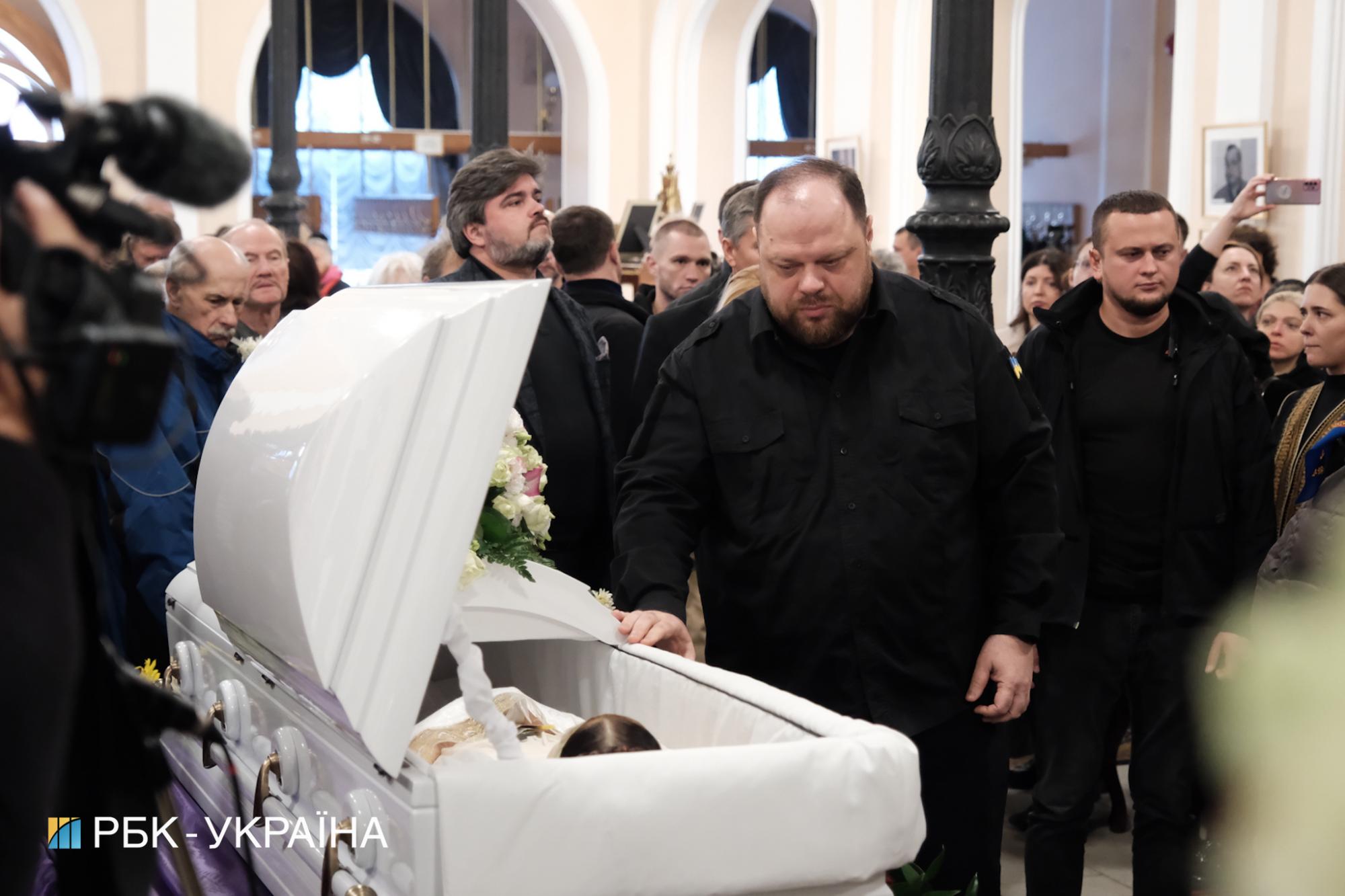 Украинские звезды и политики пришли отдать честь Нине Матвиенко: чувственные фото с церемонии прощания