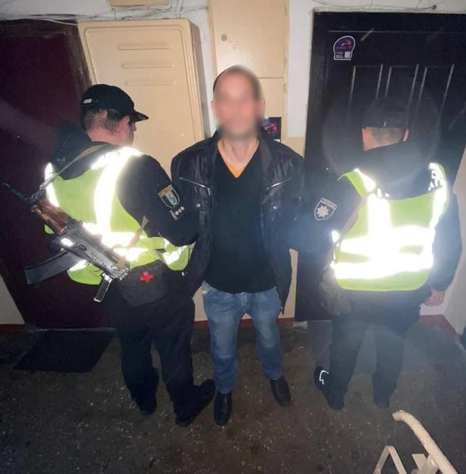 В Киеве мужчина бил кота об асфальт: полиция показала фото мучителя