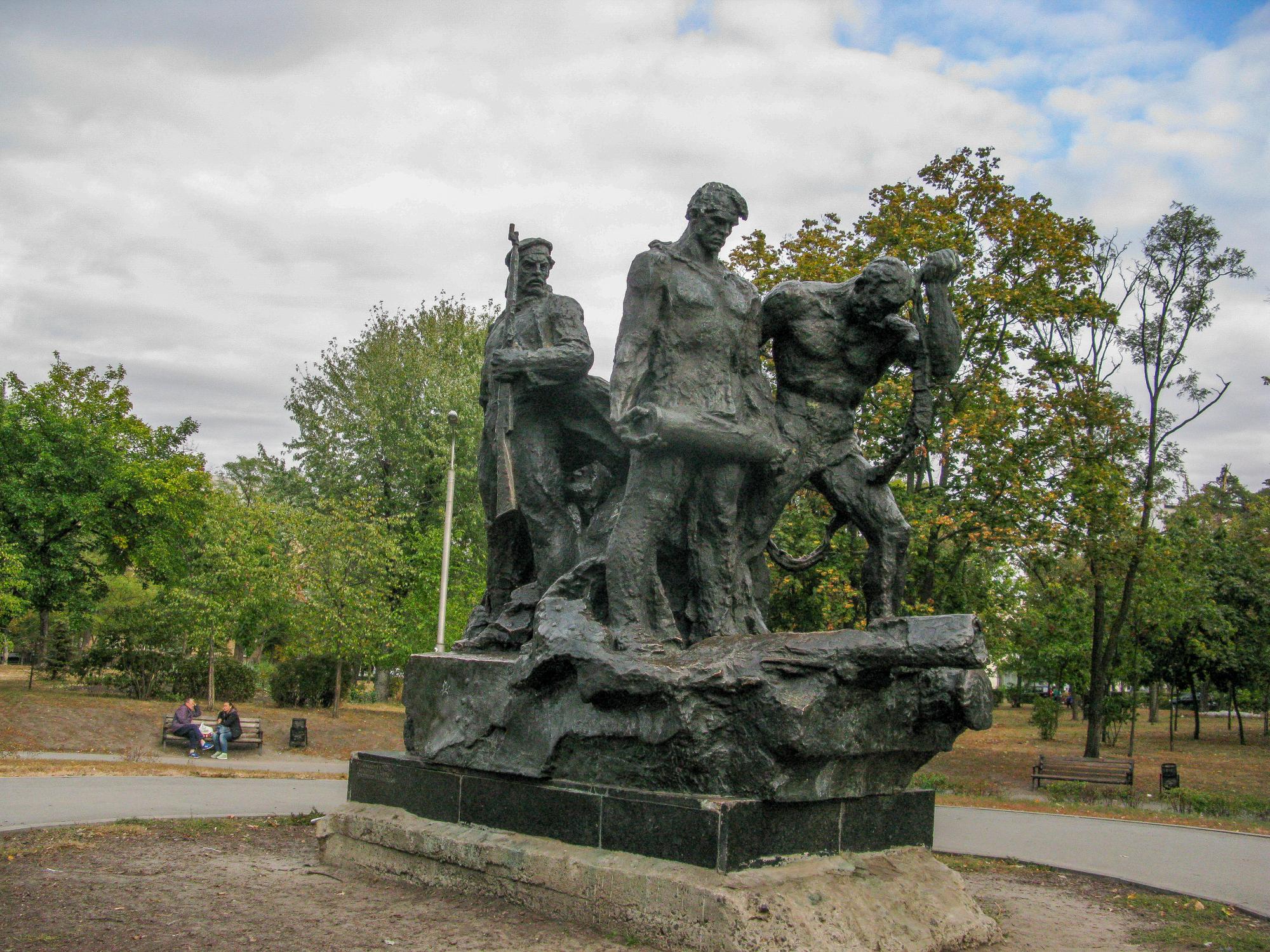 Роботи багато. Які радянські пам'ятники все ще залишаються  в Києві (відео)
