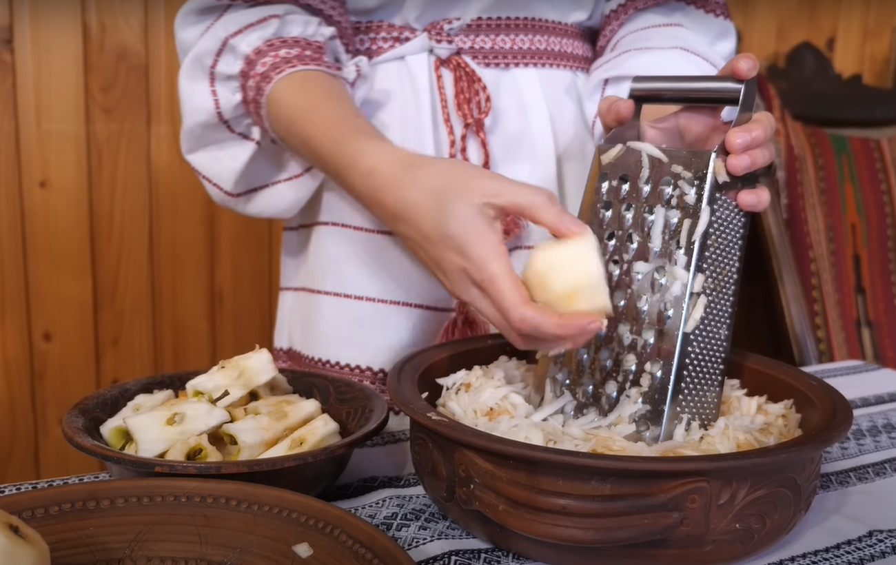 Яблучний пляцок на пісочному тісті: смачний рецепт з Галичини, що закарбується в пам'яті