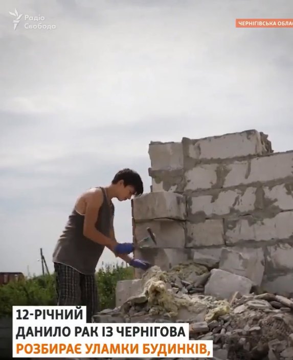 "Потерял детство": 12-летний мальчик разбирает завалы своего дома, который уничтожили войска РФ