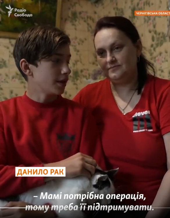 "Потерял детство": 12-летний мальчик разбирает завалы своего дома, который уничтожили войска РФ