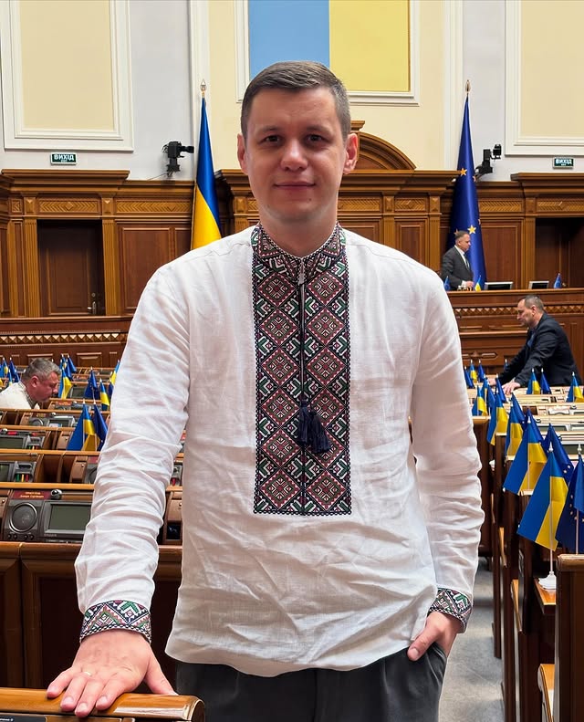 Могилевская, Цибульская и другие: звезды поразили модными образами ко Дню вышиванки (фото)
