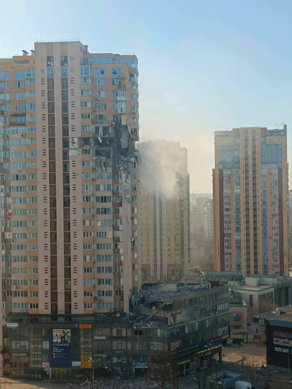 В Киеве обстреляли аэропорт "Жуляны". Снаряд попал в жилой дом (фото)