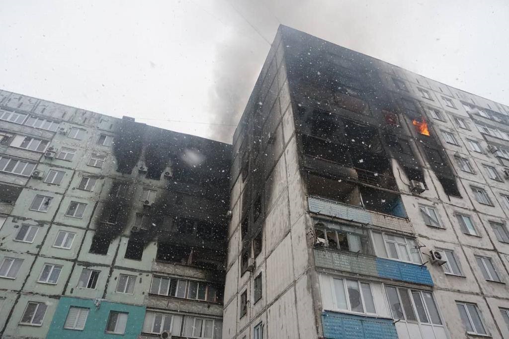 З'явилися фото обстріляних путінськими військами мирних кварталів Маріуполя