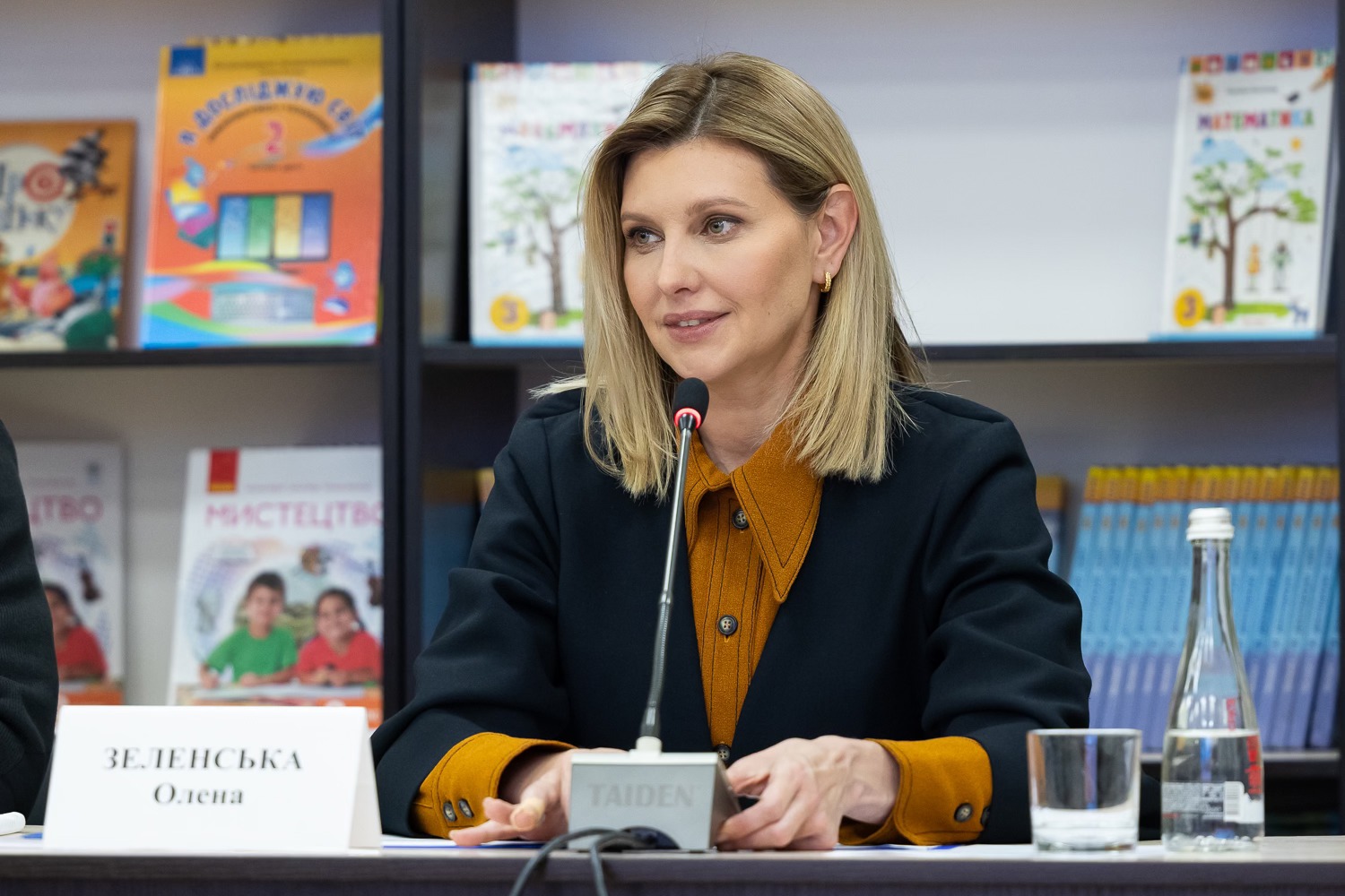Елена Зеленская поразила модным осенним образом: пальто-кимоно и яркая рубашка