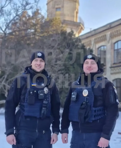 Тушили огонь своими силами: в Киеве полицейские спасли троих детей из пожара