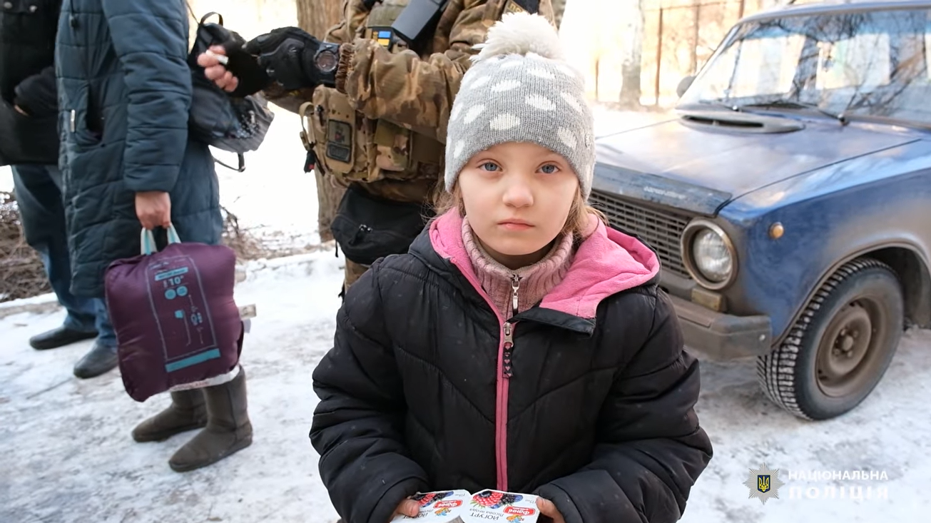 "Теперь все будет хорошо": из Бахмута спасли девочку, которая полгода пряталась в подвале