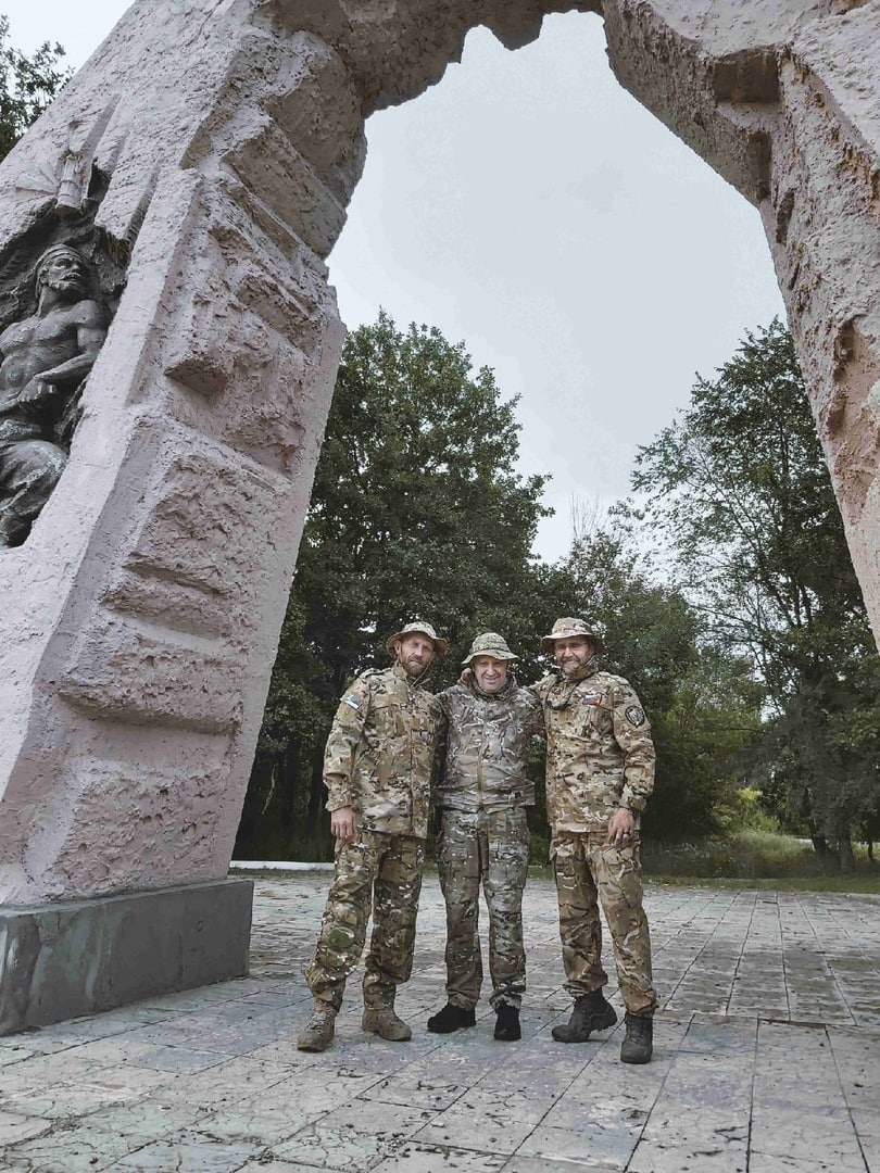 Шнуров приїхав в "ЛНР" і сфотографувався з "кухарем Путіна": навіщо він це зробив
