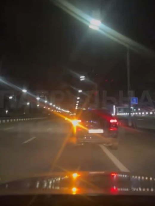 В Киеве пьяная водитель на поврежденном авто убегала от патрульных: видео ночной "гонки"